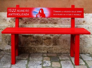 una panchina rossa per ricordare tutte le donne vittime di violenza